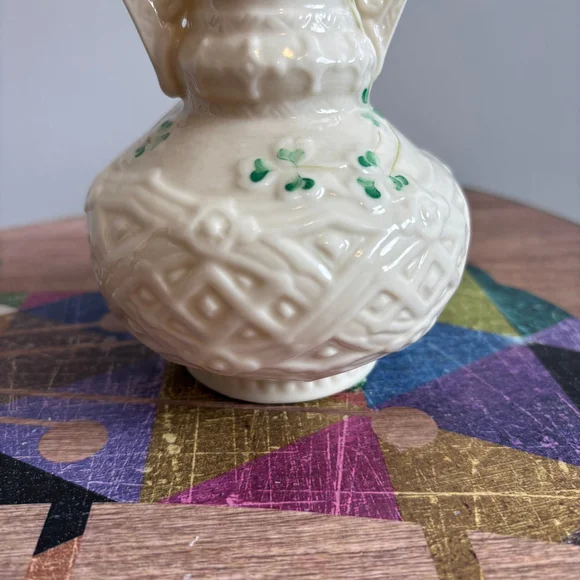 Belleek Shamrock Vintage Porcelain Vase #0857, 6th Mark, Made in Ireland, Cream - Picture 6 of 8